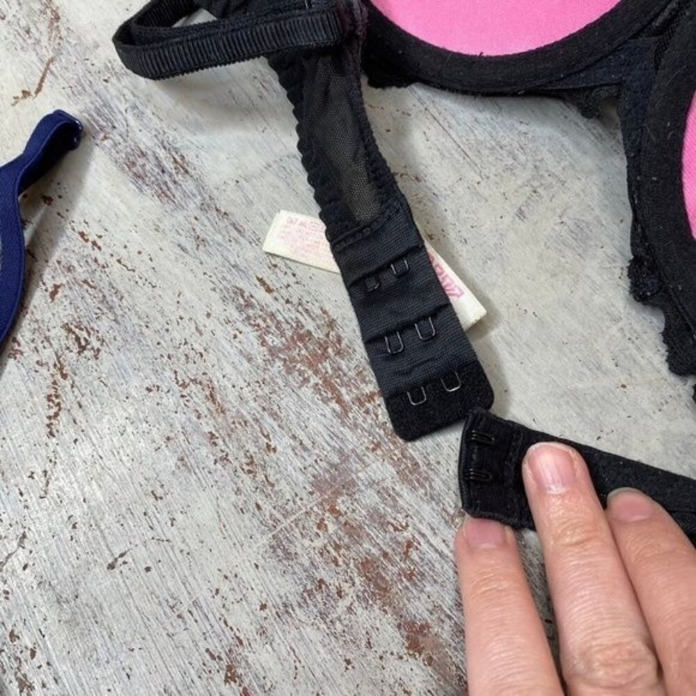 2 Pink Victoria’s Secret Bra Bundle 32C - Picture 6 of 9